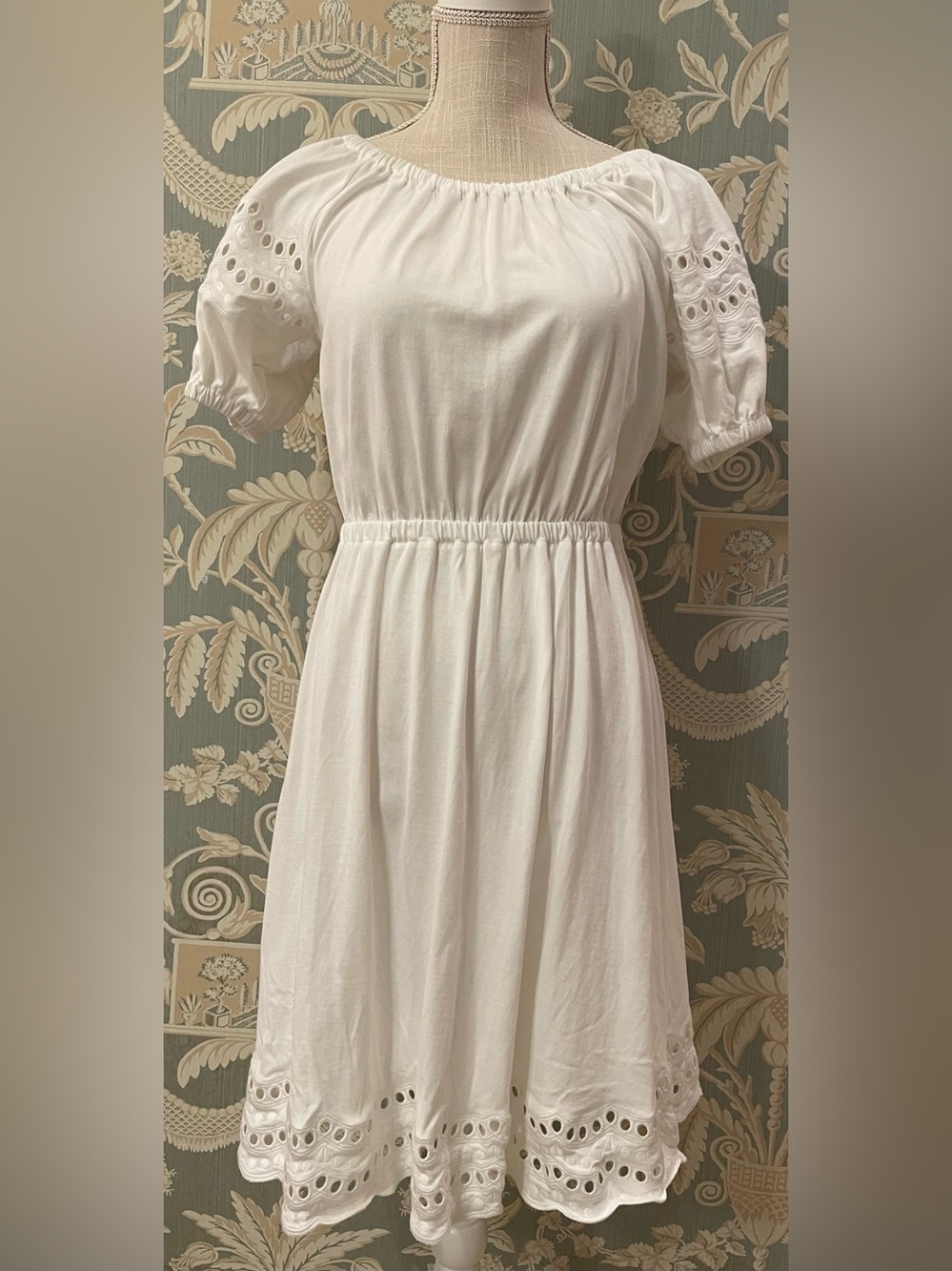 EUC Scallop Border White Cotton Dress. XS.🤍🤍